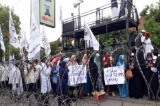 Di Solo, Pengunjuk Rasa Kasus Slamet Maarif Bawa Spanduk "Hati-Hati Daging Ulama Itu Beracun"