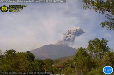 3 Daerah di Karangasem Terpapar Hujan Abu Akibat Erupsi Gunung Agung