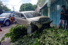 MPV Oleng Lalu Menabrak Pohon, 3 Penumpang Selamat