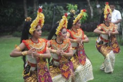 Menonton Atraksi Bebalihan di Nusa Dua