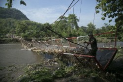 Jembatan Kalijogo Mulai Dievakuasi