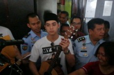 Prihatin Kondisi Ahmad Dhani, Al Ghazali Nyanyi dengan Mata Berkaca-kaca di Depan Rutan