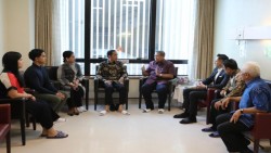 Tiba di RS untuk Jenguk Ani Yudhoyono, Presiden Jokowi Disambut Hatta Rajasa dan Agus Yudhoyono 