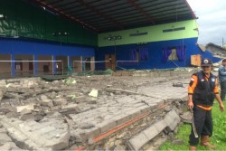 Angin Kencang di Sleman: Langit & Jalan Memutih, Kemudian Tembok Gedung Serbaguna Ambruk
