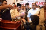 Diberi Celengan dari Bocah Cilik, Prabowo Teteskan Air Mata 