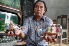 Tinggalkan Tempe, Agung Klaten Jadi Produsen Kapal Dalam Botol