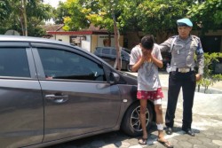 Melarikan Diri, Pencuri Mobil Taksi Online Ditembak Polisi