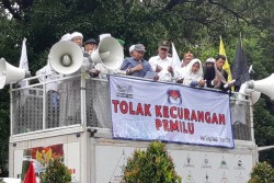 Mikrofon Rusak dalam Demo di Depan KPU, Amien Rais: Ada Sabotase Ini