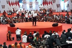 Gaya Jokowi Duduk Lesehan saat Ketum Pemuda Pancasila Berpidato