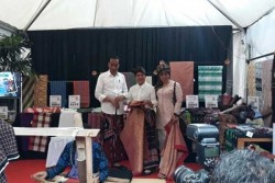 Jokowi Ingin Canangkan Hari Memakai Sarung Sebulan Sekali