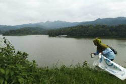 Penuh Sampah, Waduk Sermo Dibersihkan
