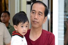 Menyempatkan Diri ke Mall di Sela Kunker, Jokowi Beli Mobil-Mobilan dan Boneka untuk Jan Ethes