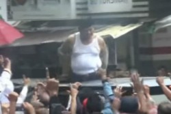  Prabowo Jawab Pertanyaan Alasan Buka Baju Saat Menyapa Pendukung