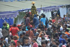 Berebut Gunungan Durian, Warga Siapkan Kaus Tangan hingga Tang Besi