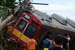  KRL Jakarta-Bogor Anjlok, Dugaan Penyebabnya Tertimpa Tiang Listrik