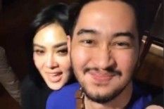  Duh Bikin Heboh, Suami Syahnaz Sadiqah Dipeluk Syahrini