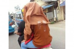 Ada-Ada Saja Kelakuan Jilbaber Indonesia, Pakai Selotip Biar Tidak Terbang