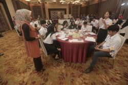 Penerima Beasiswa Diberi Pelatihan Menulis dan Cara Berkomunikasi