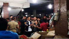 Blusukan ke Pasar, Jokowi Belanja Teri Medan