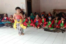Tak Hanya Atraksi, Anak-Anak di Wanglu Diajari Menari