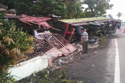 Truk Oleng, Tabrak Rumah Warga, Lalu Terguling