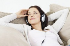 Tak Hanya Kebiasaan Korek-Korek, Pakai Headset Juga Ancam Kesehatan Telinga