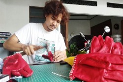 Ini Dia Sarung Tangan Kulit Karya Pemuda Asal Kulonprogo…