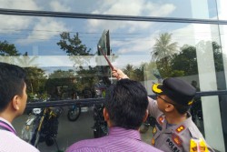  Dealer Kawasaki di Wates Ditembak, Kaca Nyaris Bolong