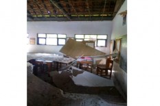 Plafon Ruang Kelas Tiba-Tiba Ambrol, Siswa Langsung Berlindung di Bawah Meja