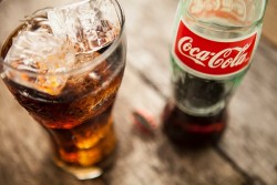 Lebih Enak Mana, Minum Soda dari Botol Kaca, Plastik, atau Kaleng Alumunium?
