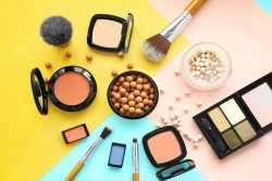 Tak Perlu Banyak-Banyak! Suka Dandan, Cukup Bawa Kosmetik Ini Saja!