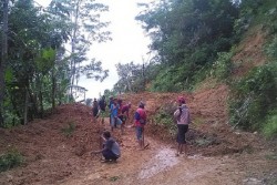 Warga di Kawasan Rawan Longsor Lakukan Penjagaan Saat Hujan Deras