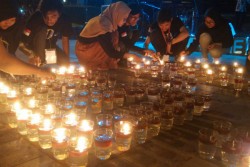  Ratusan Warga di Jogja Padamkan Lampu Saat Berlangsung Debat Capres