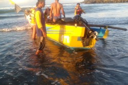  Sebuah Perahu Nelayan Terbalik Diterjang Ombak di Muara Sungai Serang