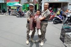Tak Pergi Sebelum Diberi Uang, Pengamen di Alun-alun Wates Ditangkap Satpol PP