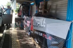 Bangunan Permanen Makan Trotoar Jadi Sorotan