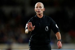 Mike Dean, Wasit Paling Royal Keluarkan Kartu di Inggris