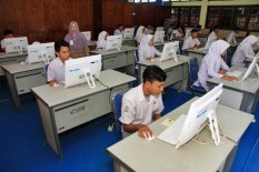 UNBK, Guru Laki-Laki Ronda Jaga Komputer, Guru Perempuan Bikin Snack