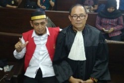 Terdakwa Hoaks 7 Kontainer Tercoblos Acungkan 2 Jari