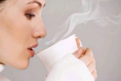 Cegah Penuaan Dini dengan Minum Air Hangat di Pagi Hari 