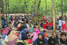 Di Pasar Ini, Beli Pakai Duit dari Kayu dan Haram Memakai Plastik