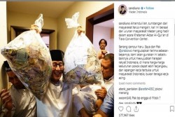 Sandi Pamerkan Dua Kantong Uang dari Pendukung