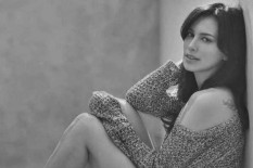 Pamer Pose Seksi, Sophia Latjuba Dianggap Tak Bertambah Tua