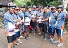 KOMUNITAS: Jagowes Bersepeda Sembari Memungut Sampah