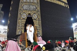 Lengkapi Ritual Umroh, Jokowi Potong Rambut Putranya