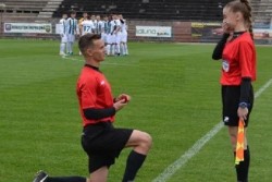 Wasit Melamar Hakim Garis Jelang Pertandingan