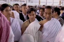 Seusai Mencium Hajar Aswad, Iriana Menangis di Pelukan Jokowi