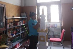 Warga Binaan Lapas Perempuan Siapkan Miniatur Tugu untuk Dipasang di TPS