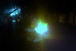 Warga Saksikan Pembakaran Surat Suara di Halaman KPU Gunungkidul