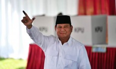 Berkemeja Putih, Prabowo Nyoblos Didampingi Fadli Zon
